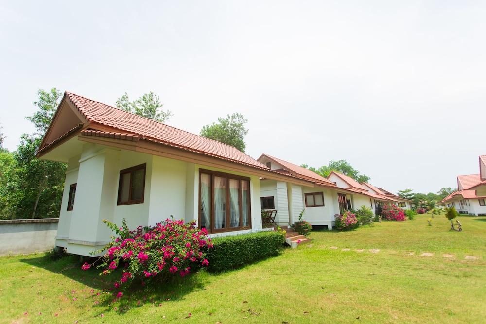 Armonia Village Resort And Spa Chumpon Extérieur photo